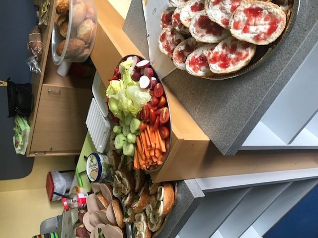 Frühstücksbuffet im Kindercafé mit Brötchen, Obst und Gemüse
